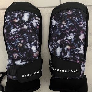 Womens 686 Ski Mits with straps